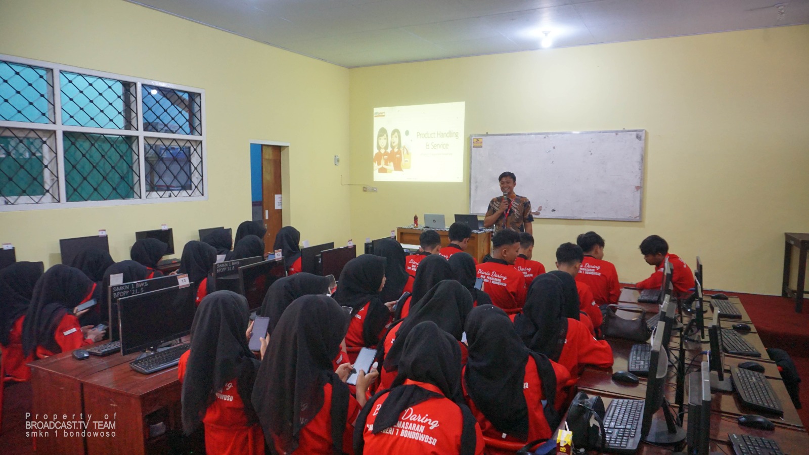 SMKN 1 Bondowoso Gelar Guru Tamu untuk Persiapkan Siswa Alfamart Class Dunia Ritel