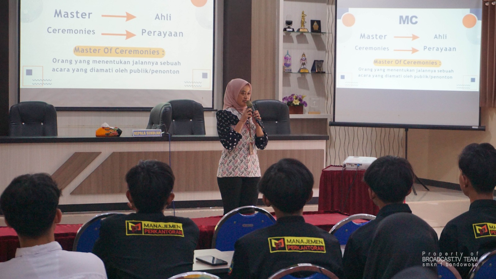 Keahlian Manajemen Perkantoran SMKN 1 Bondowoso Gelar Guru Tamu Bertema Public Speaking