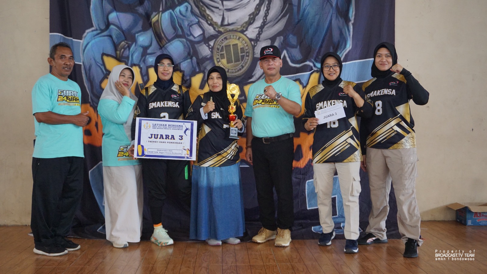 Tim Bola Voli Guru dan Karyawan SMKN 1 Bondowoso Raih Juara 3 Ajang Latihan Bersama